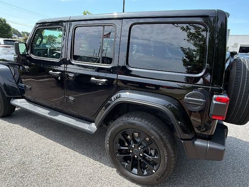Used 2025 Jeep Wrangler Unlimited Sahara AWD/4WD image 10