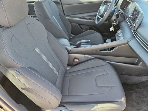 Used 2025 Hyundai Elantra SE image 10