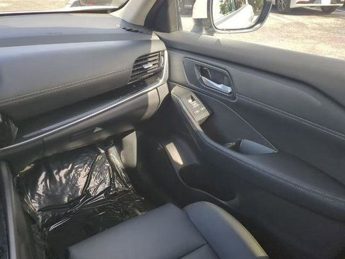 Certified 2025 Nissan Rogue SL w/ Tech Package FWD image 17