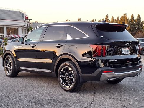 Used 2025 Kia Sorento S image 3