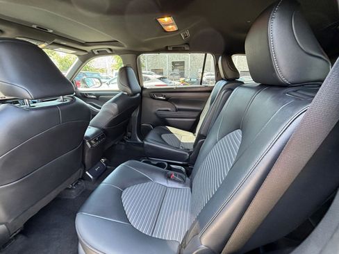 Used 2025 Toyota Highlander XSE AWD/4WD image 28