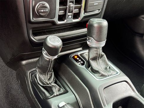 Used 2022 Jeep Wrangler Unlimited Sahara image 19