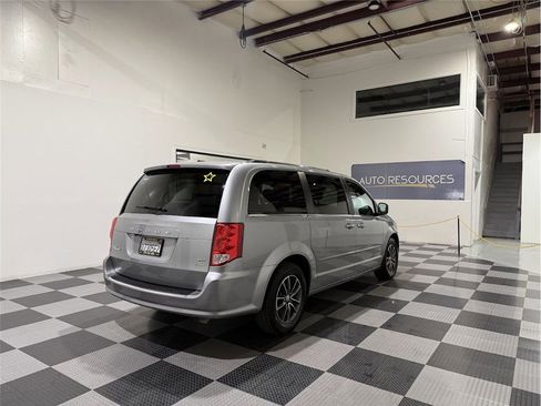 Used 2017 Dodge Grand Caravan SXT image 4