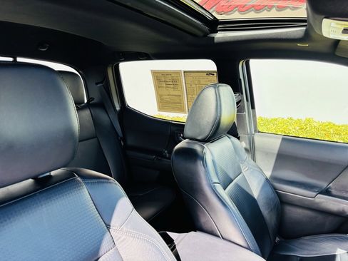 Used 2022 Toyota Tacoma TRD Sport image 16