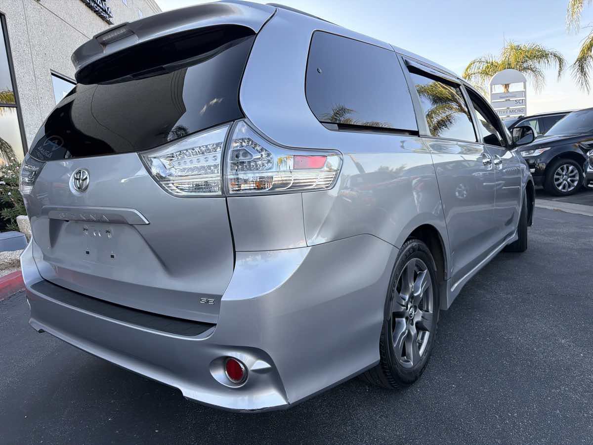 Used 2018 Toyota Sienna SE FWD image 4