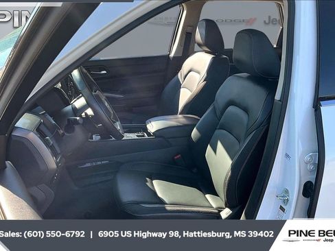 Used 2023 Nissan Pathfinder SL w/ Lighting Package (N92) image 18