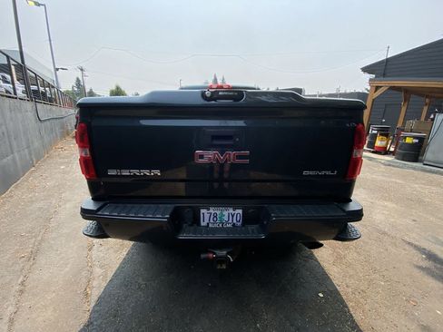 Used 2017 GMC Sierra 2500 Denali w/ Suspension Package, Off-Road AWD/4WD image 5