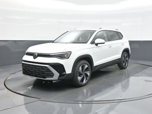 New 2026 Volkswagen Taos SE AWD/4WD image 3