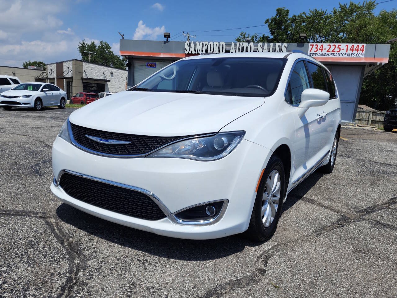 Used 2019 Chrysler Pacifica Touring-L FWD image 1