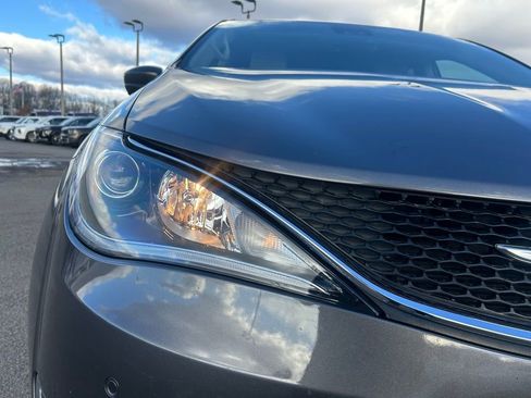 Used 2019 Chrysler Pacifica Touring-L Plus w/ Advanced Safetytec Group image 9