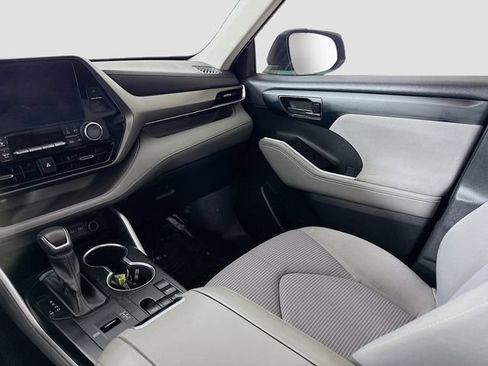 Used 2023 Toyota Highlander LE FWD image 23