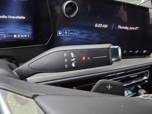 Used 2025 Chevrolet Traverse LT image 18