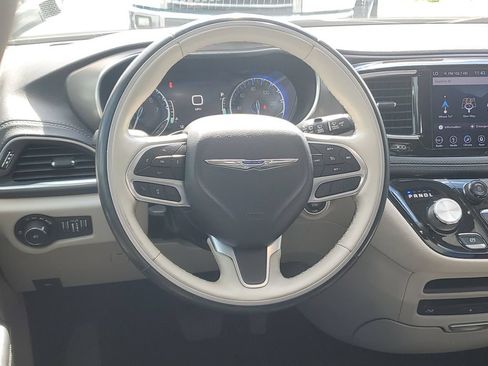 Used 2019 Chrysler Pacifica Limited w/ Tire & Wheel Group FWD image 12