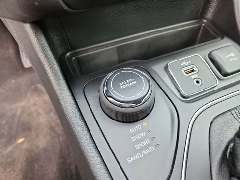 Used 2022 Jeep Cherokee Latitude w/ Sun & Sound Group image 23