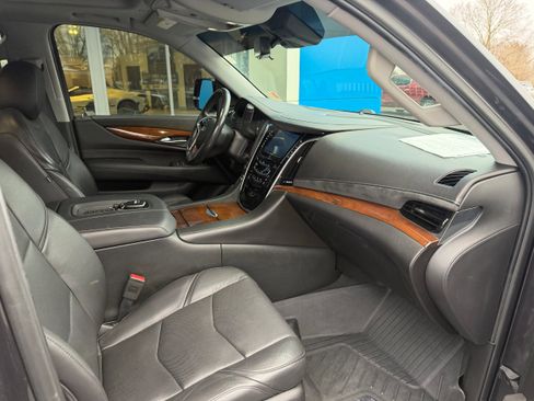 Used 2018 Cadillac Escalade Luxury image 5