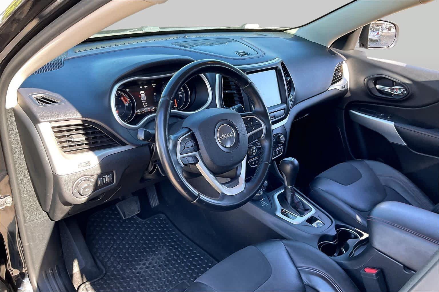 Used 2018 Jeep Cherokee Trailhawk AWD/4WD image 17