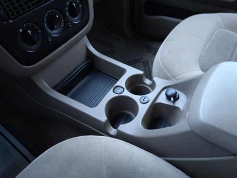 Used 2005 Ford Explorer XLT image 11