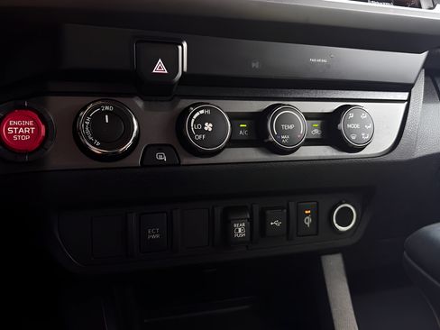 Used 2020 Toyota Tacoma TRD Off-Road AWD/4WD image 10
