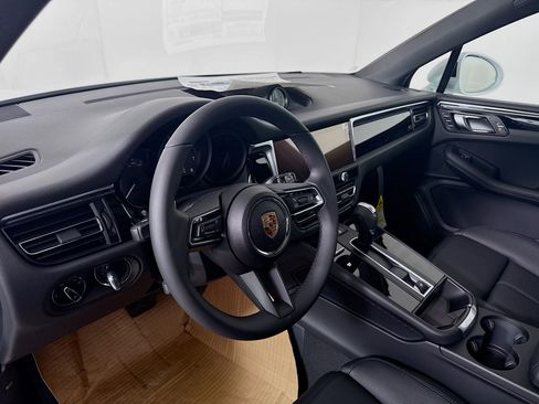 Certified 2025 Porsche Macan image 4