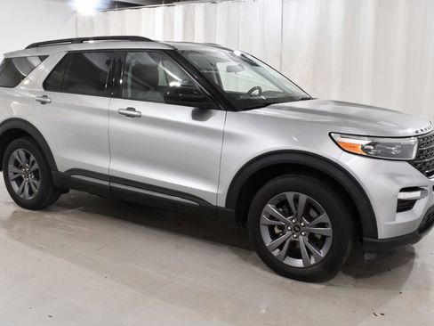 Used 2022 Ford Explorer XLT w/ Equipment Group 202A image 5