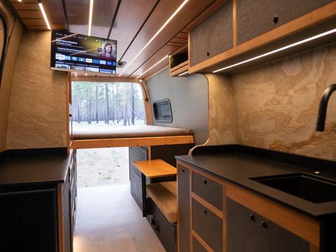 Used 2024 Mercedes-Benz Sprinter 2500 image 3