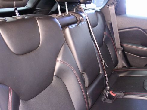 Used 2019 Jeep Cherokee Trailhawk w/ Comfort & Convenience Group image 14