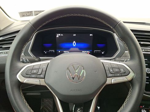 Used 2022 Volkswagen Tiguan SE AWD/4WD image 16
