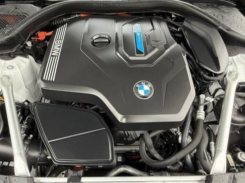 Certified 2023 BMW 530e w/ Convenience Package image 32