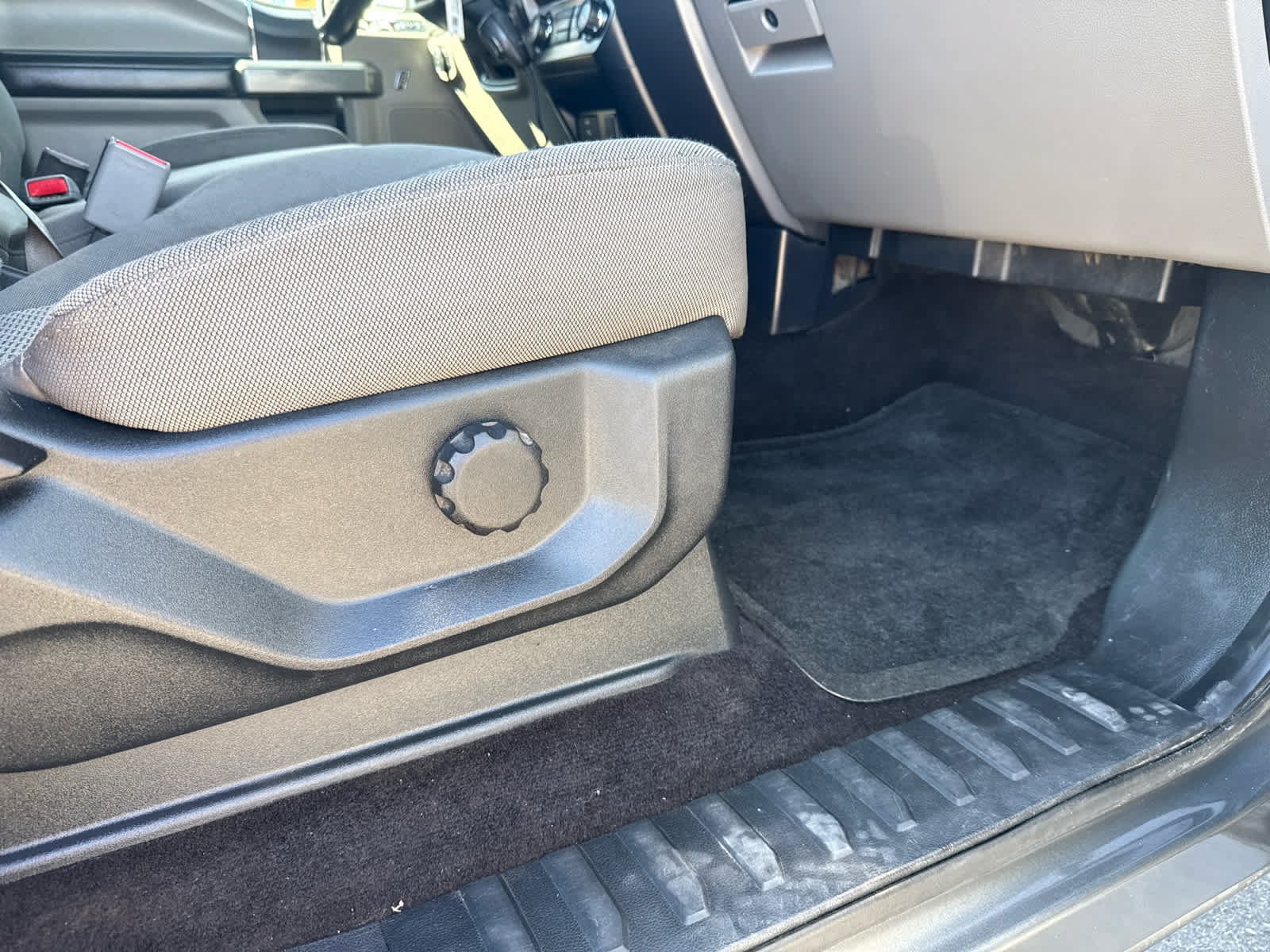 Used 2016 Ford F150 XLT AWD/4WD image 12