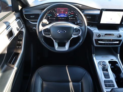 Used 2022 Ford Explorer XLT w/ Equipment Group 202A image 10