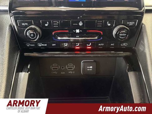 Used 2023 Jeep Grand Cherokee Limited image 14