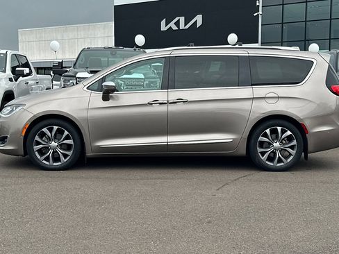 Used 2017 Chrysler Pacifica Limited FWD image 7
