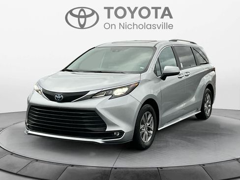 Used 2025 Toyota Sienna XLE image 1