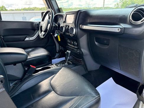 Used 2018 Jeep Wrangler Unlimited Rubicon w/ Connectivity Group AWD/4WD image 41