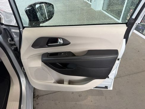 Used 2024 Chrysler Pacifica Touring-L FWD image 29