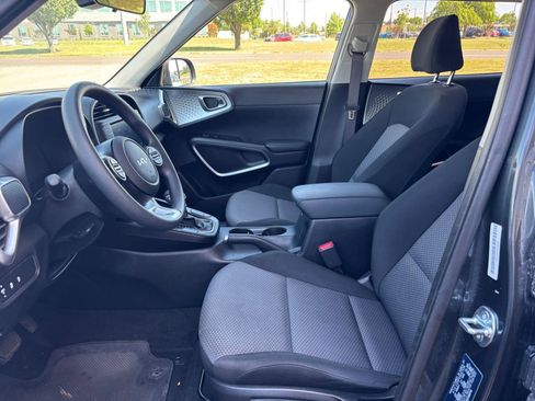 Used 2025 Kia Soul LX w/ LX Technology Package FWD image 24