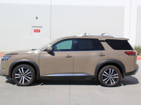 Used 2024 Nissan Pathfinder Platinum FWD image 8