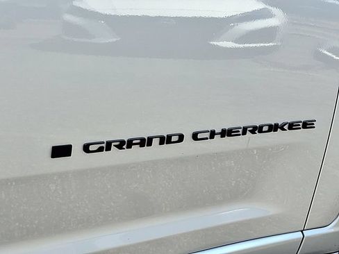 Used 2025 Jeep Grand Cherokee L Summit w/ Advanced Protech Group IV AWD/4WD image 30