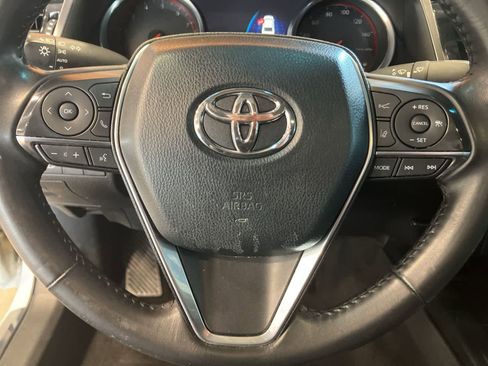 Used 2018 Toyota Camry image 16