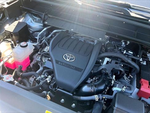 Used 2023 Toyota Highlander LE FWD image 33