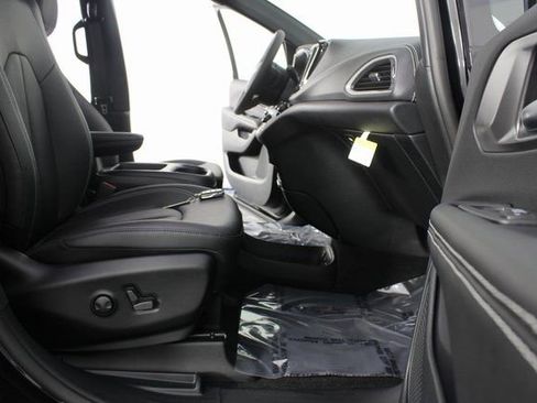 New 2026 Chrysler Pacifica Select image 23