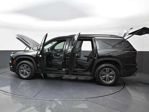 Used 2024 Chevrolet Traverse LT image 27