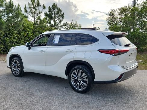 Used 2021 Toyota Highlander Platinum FWD image 3