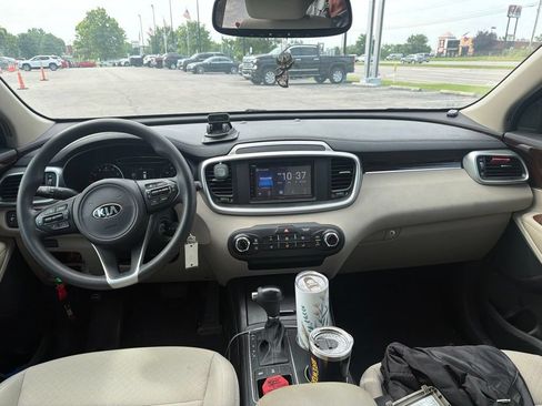 Used 2017 Kia Sorento AWD image 5