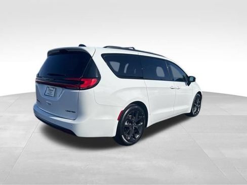 Used 2025 Chrysler Pacifica Limited FWD image 6