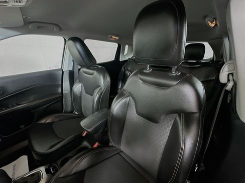 Used 2018 Jeep Compass Latitude w/ Popular Equipment Group FWD image 19