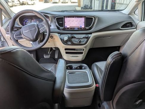 Used 2023 Chrysler Pacifica Touring-L FWD image 12
