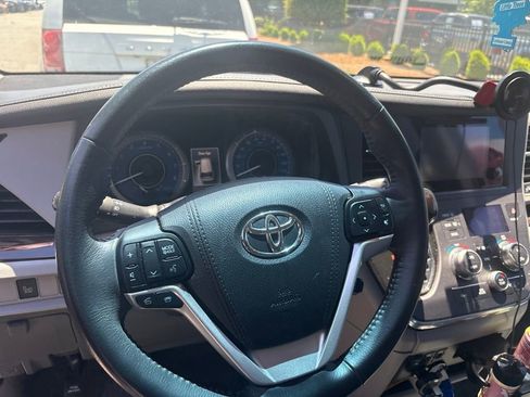 Used 2017 Toyota Sienna XLE FWD image 18