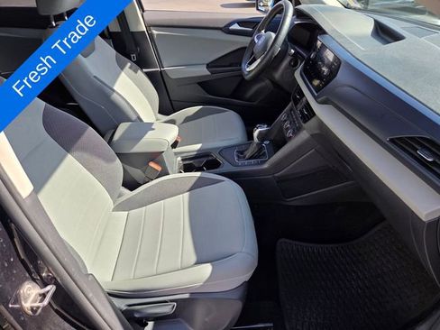 Certified 2022 Volkswagen Taos SE w/ Panoramic Sunroof Package image 17