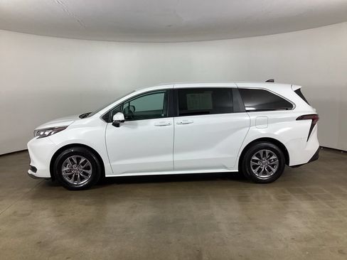 Used 2024 Toyota Sienna LE FWD image 16